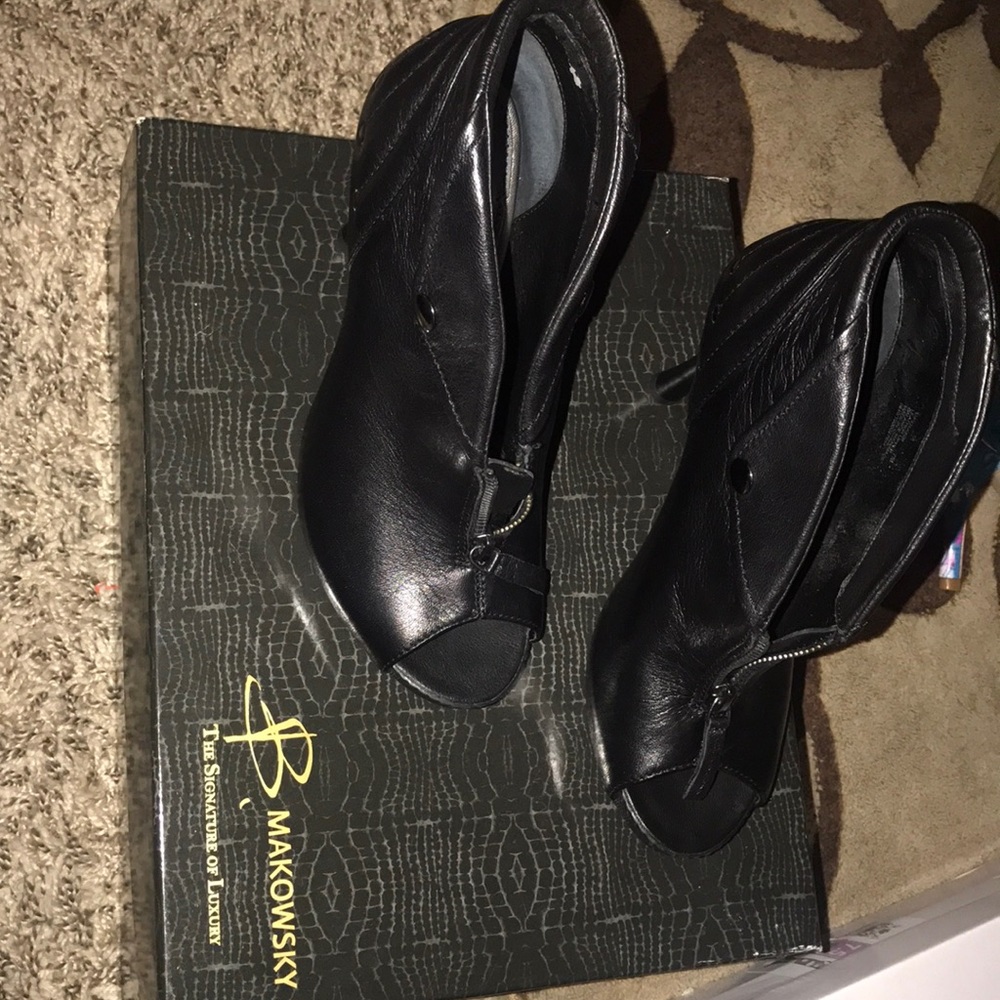 B Makowsky size 7 boots black booties